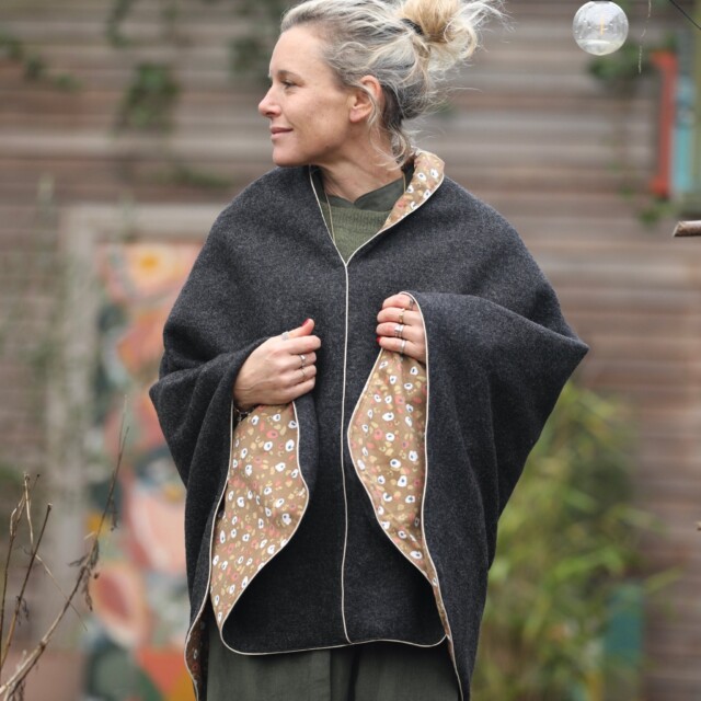 Quintessence - Cape midi Eugénie - laine bouillie gris anthracite / velours milleraies léo millefleurs