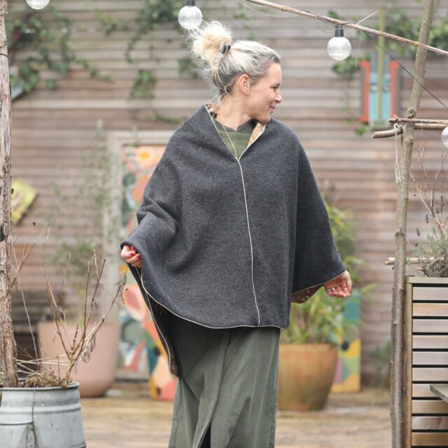 Quintessence - Cape midi Eugénie - laine bouillie gris anthracite / velours milleraies léo millefleurs