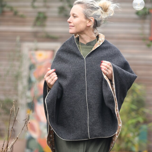Quintessence - Cape midi Eugénie - laine bouillie gris anthracite / velours milleraies léo millefleurs