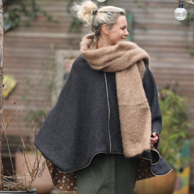 Quintessence - Cape midi Eugénie - laine bouillie gris anthracite / velours milleraies léo millefleurs
