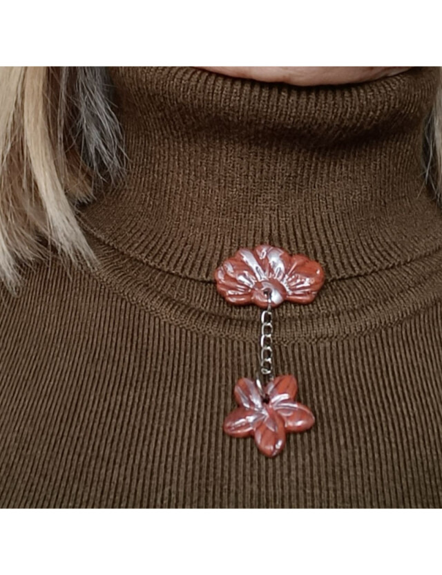 L’atelier de Patricia - Clip Fleur Acajou & Pendentif – Bijou de col roulé
