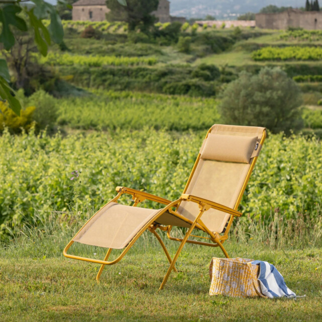 Fauteuil relax zéro gravité LAFUMA MOBILIER R clip Batyline Miel par la marque LAFUMA Mobilier LAFUMA Mobilier - Fauteuil relax zéro gravité LAFUMA MOBILIER R clip Batyline Miel