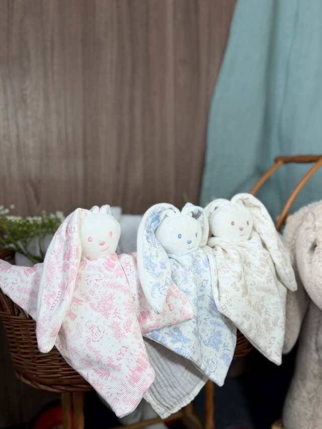Les Petites Maries - Doudou Lapin Célestin - toile de jouy