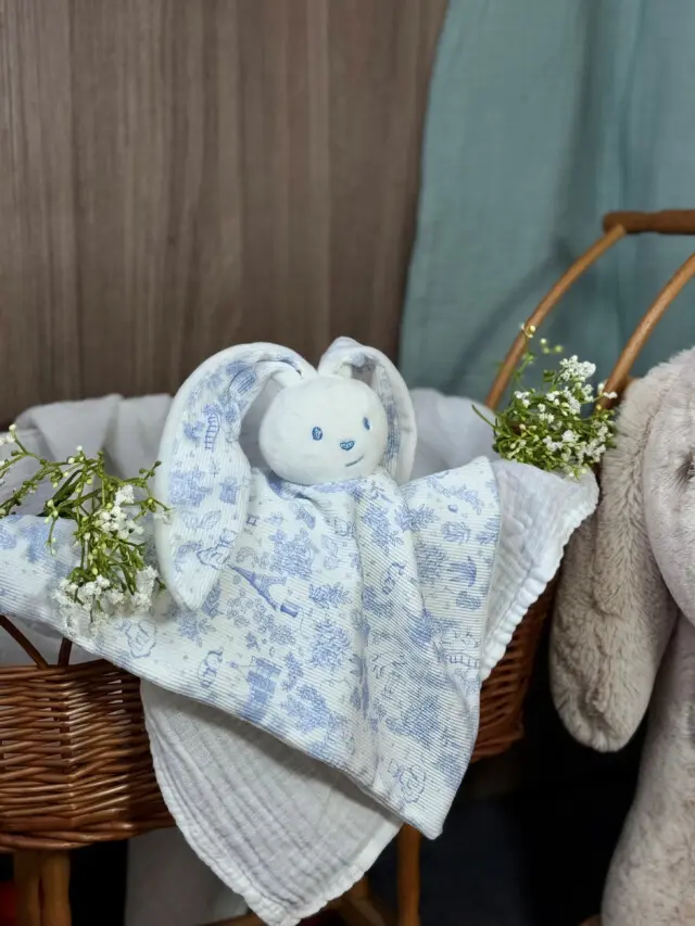 Les Petites Maries - Doudou Lapin Célestin – toile de jouy