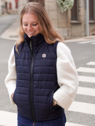 Le Gilet Doudoune Français Femme – Marine par la marque Maison Tricolore Maison Tricolore - Le Gilet Doudoune Français Femme – Marine