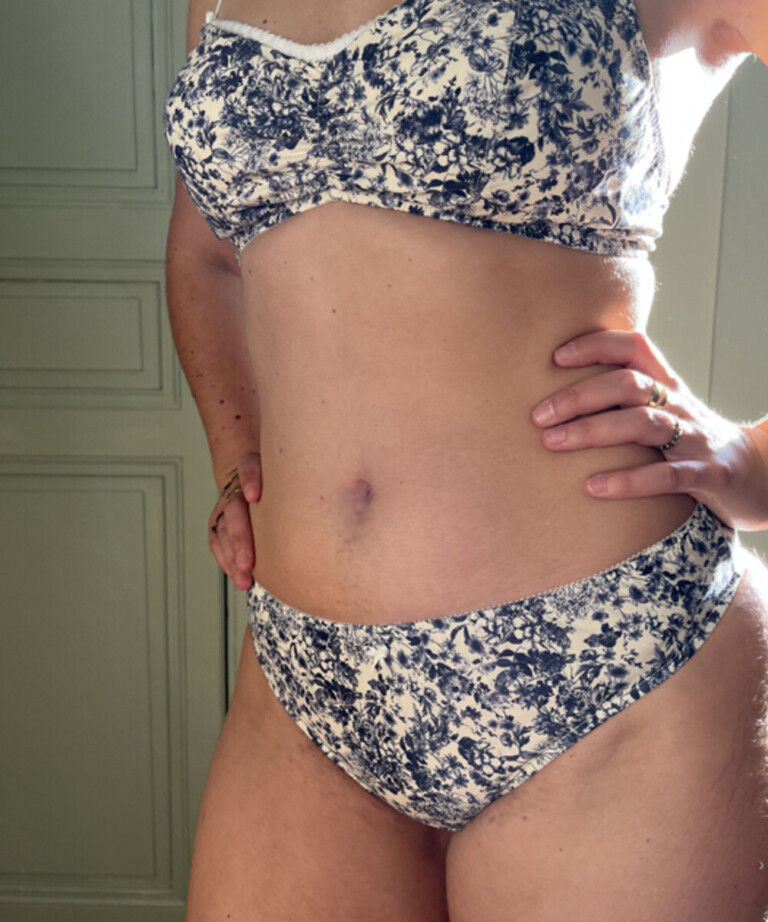 Fleurs Pois & Cie - Culotte femme  invisible 100% coton écologique ou Bio made in France - Bleu/Blanc