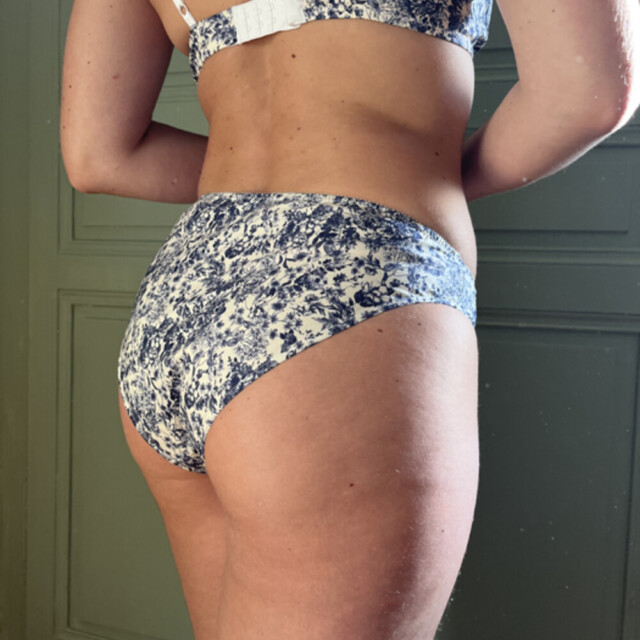 Fleurs Pois & Cie - Culotte femme  invisible 100% coton écologique ou Bio made in France - Bleu/Blanc