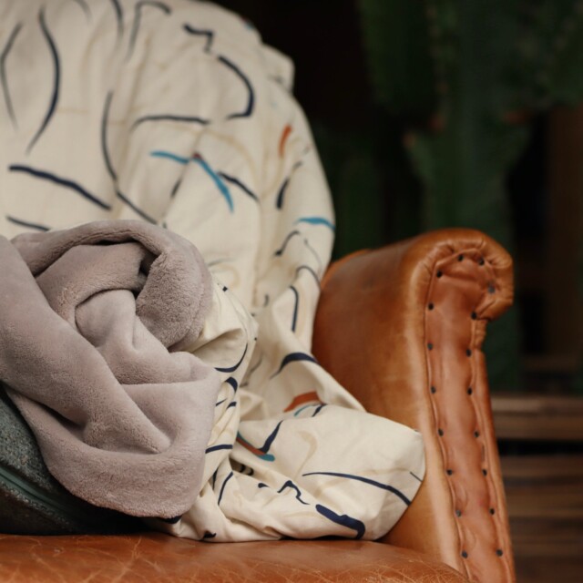 Quintessence - Le plaid Homère voile de coton coup de pinceau/ficelle