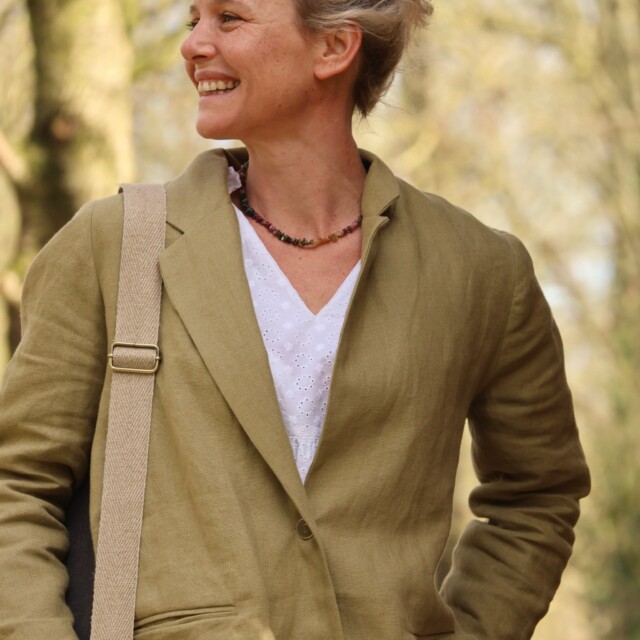 Quintessence - Veste Fanny en lin vert mousse