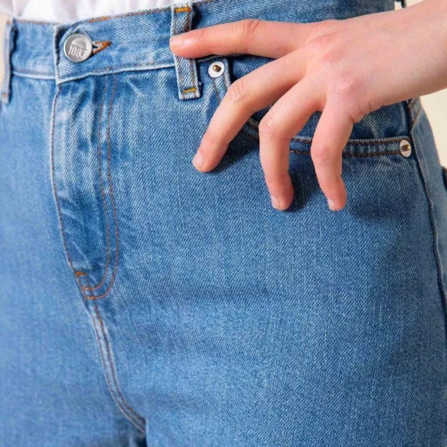 1083 - JEANS MOM 208H DELAVE 100 % coton bio indigo clair