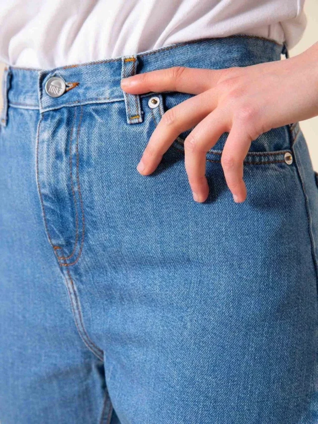 1083 - JEANS MOM 208H DELAVE 100 % coton bio indigo clair