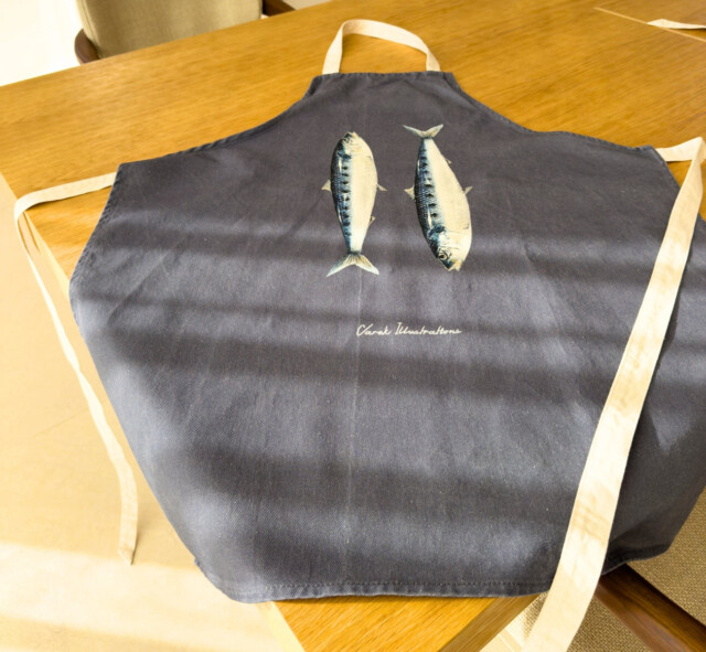 varek.illustrations - Tablier Gris Pragues 100% coton : Les Sardines