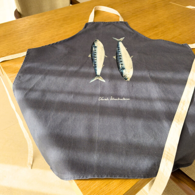varek.illustrations - Tablier Gris Pragues 100% coton : Les Sardines