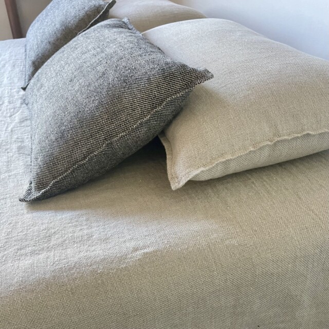 Laurence Carroy - housse de coussin en lin moelleux