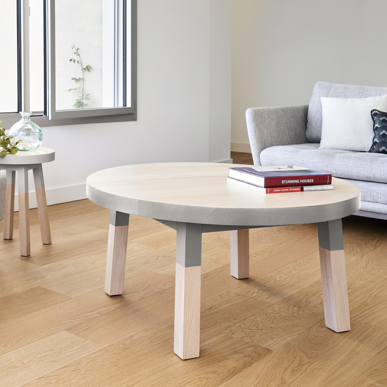 Table basse ronde bois massif ÉGÉE gris clair en ambiance