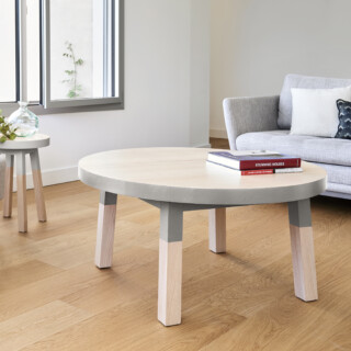 Table basse ronde bois massif ÉGÉE gris clair en ambiance