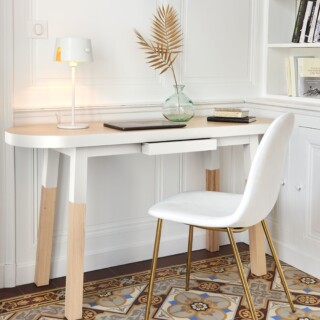 Bureau ovale bois massif blanc en ambiance