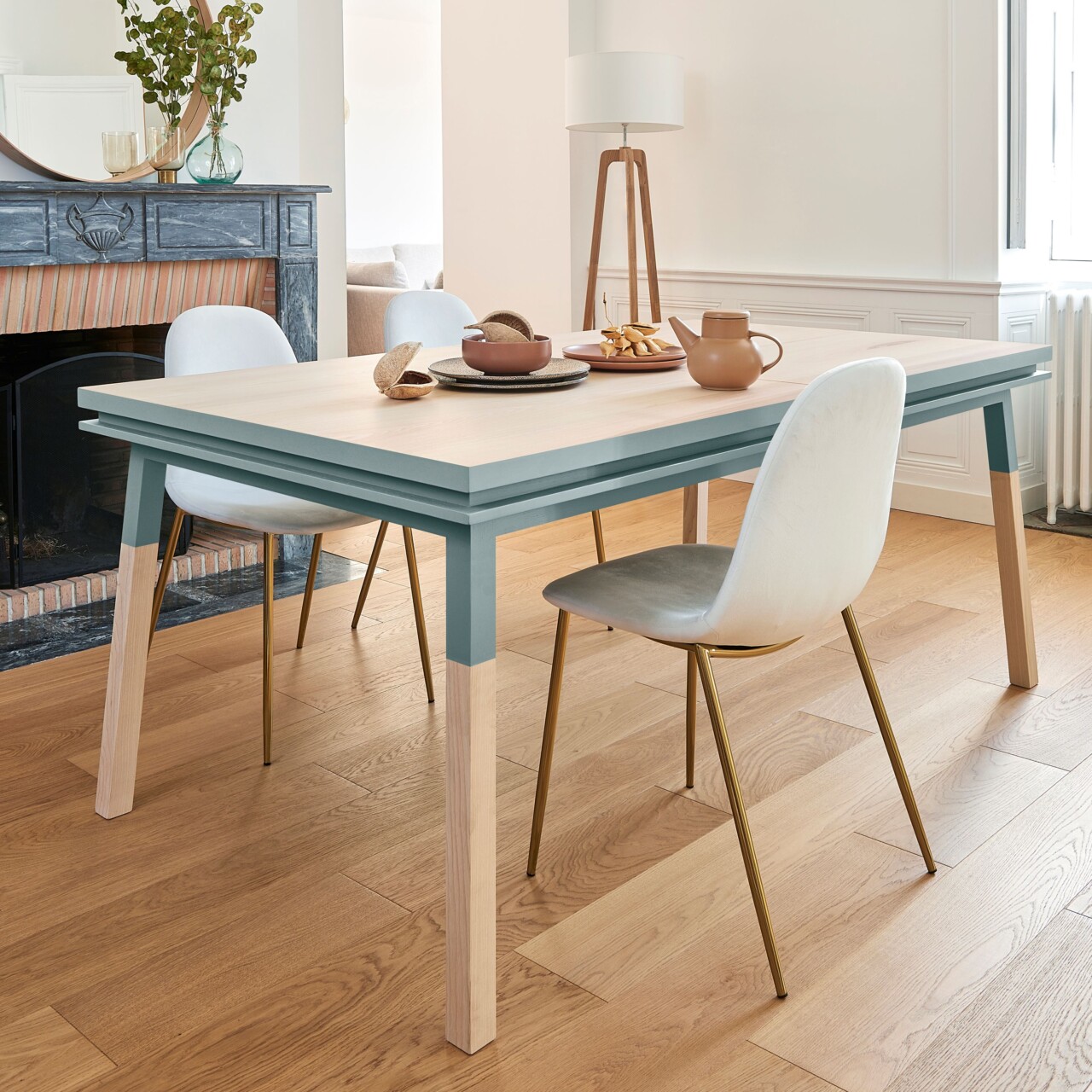 Table extensible rectangulaire en bois massif ÉGÉE bleu gris Lehon ambiance salle à manger