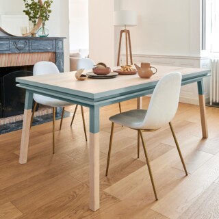 Table extensible rectangulaire en bois massif ÉGÉE bleu gris Lehon ambiance salle à manger