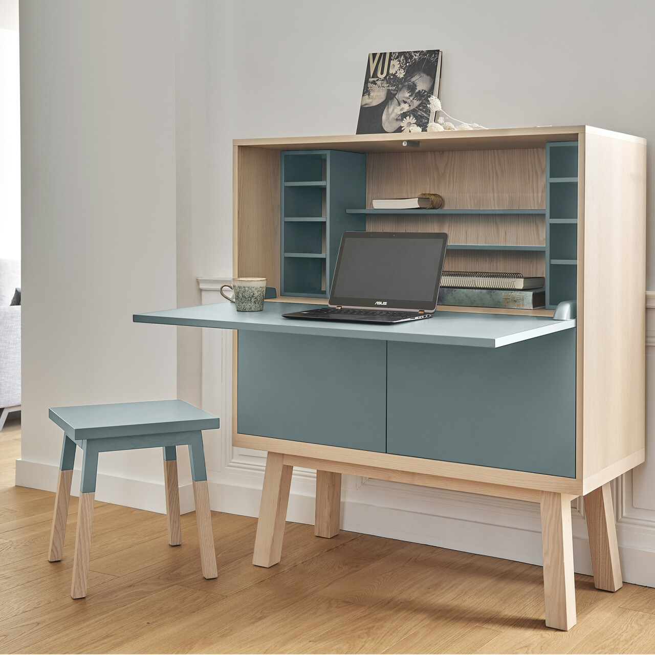 Grand secrétaire KUBE bleu gris Lehon en bois en ambiance abattant ouvert