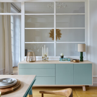 Grand buffet bois massif design épuré KUBE en ambiance dans une salle à manger