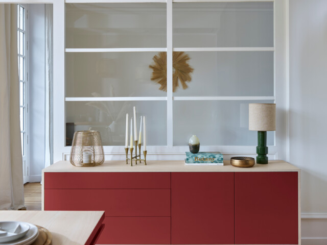 Buffet bas 2 portes 3 tiroirs rouge en bois KUBE ambiance salle à manger