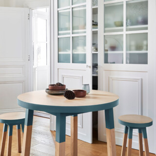 Table ronde extensible en bois massif ÉGÉE • rallonges de service par la marque Mon Petit Meuble Français Mon Petit Meuble Français - Table ronde extensible en bois massif ÉGÉE • rallonges de service