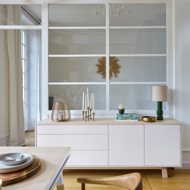 Grand buffet bois massif KUBE – version basse, 2 portes 3 tiroirs par la marque Mon petit meuble français Mon petit meuble français - Grand buffet bois massif KUBE – version basse, 2 portes 3 tiroirs