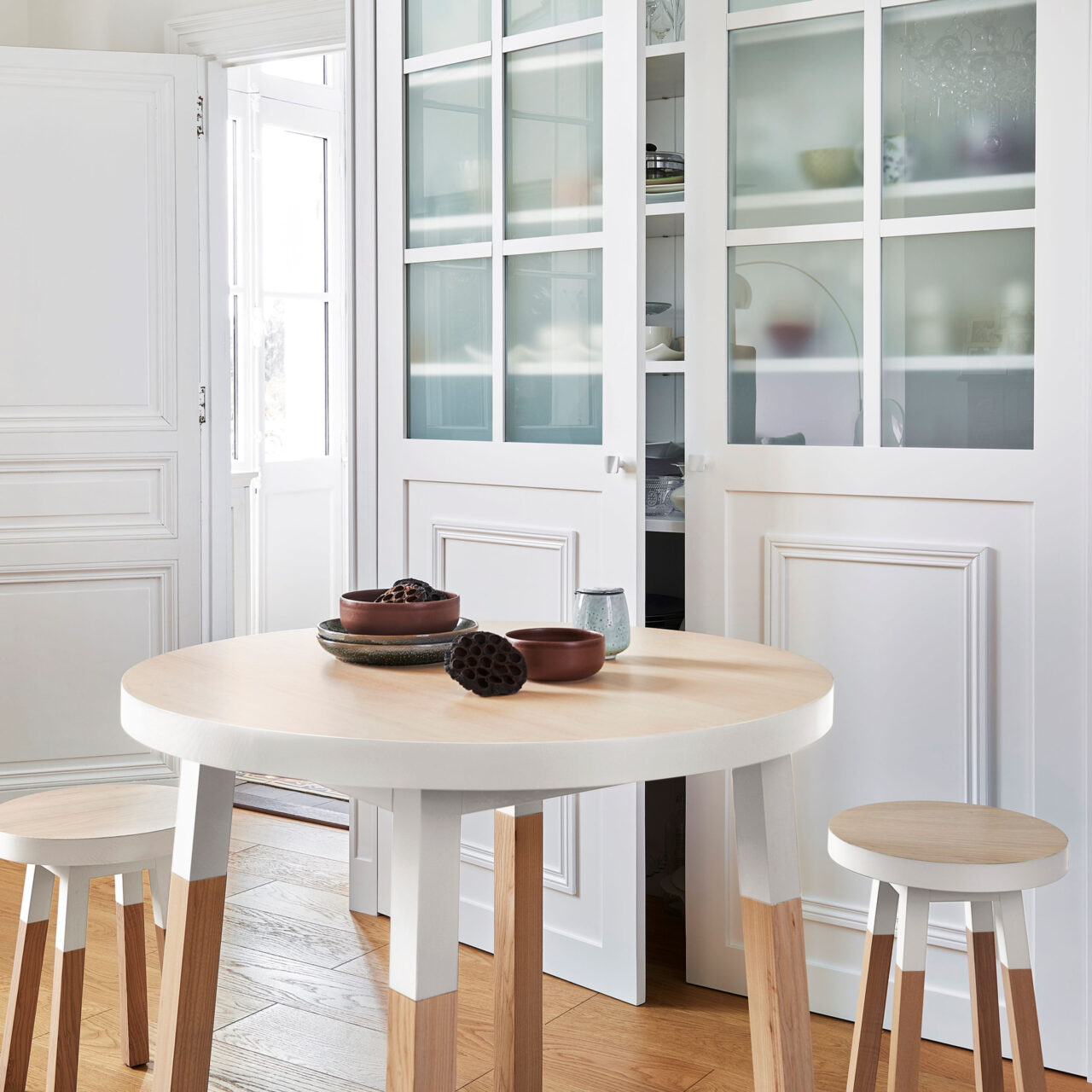 file 48 MON PETIT MEUBLE FRANÇAIS - Table ronde extensible bois massif ÉGÉE • rallonge intégrée • Ø 130 à 150 cm