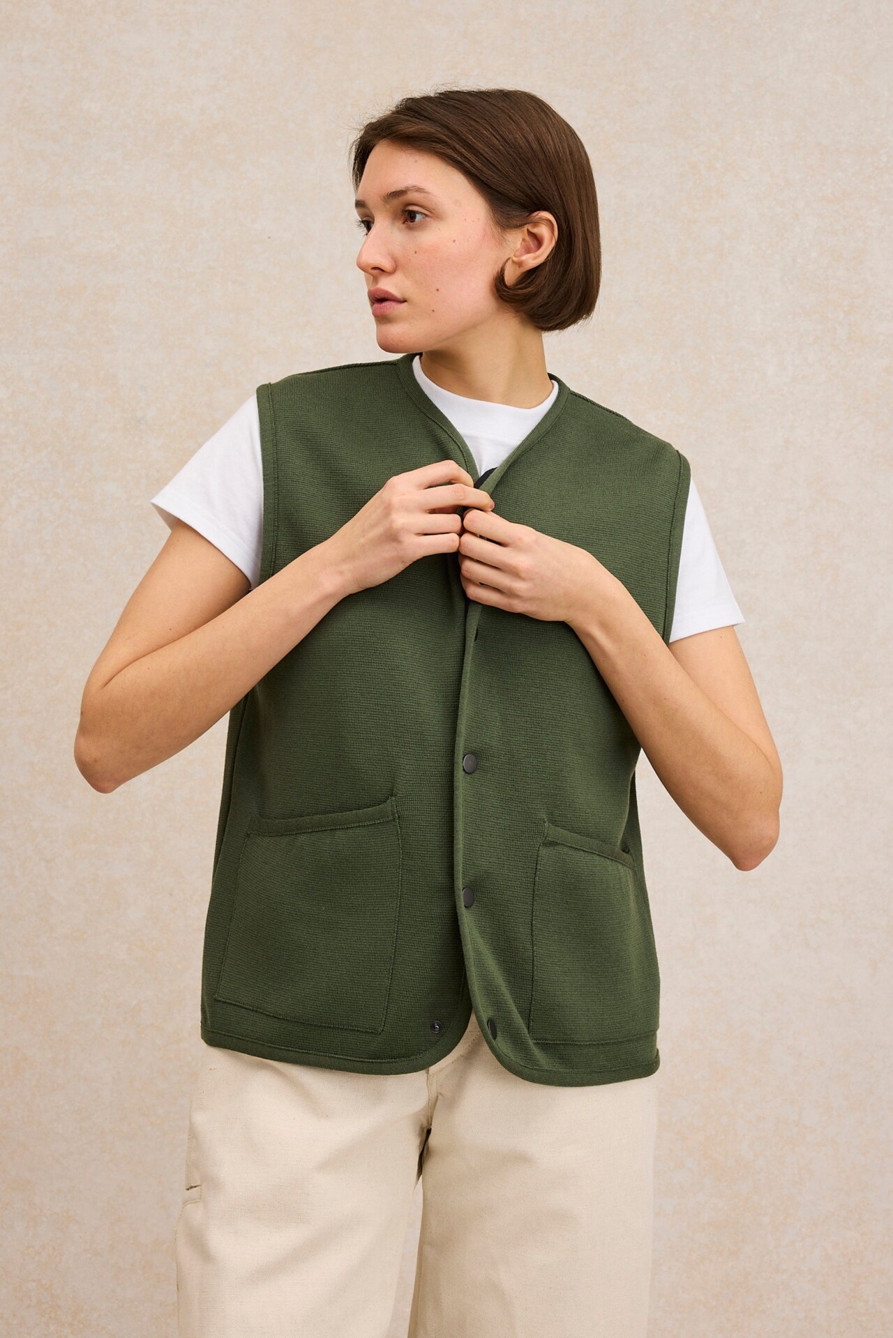 gilet sans manches pression vert kaki laine femme le minor 2026 2 Le Minor - Gilet sans manches à pression vert kaki pour femme