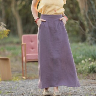 Jupe longue Maya – double gaze de coton prune par la marque Quintessence Quintessence - Jupe longue Maya – double gaze de coton prune