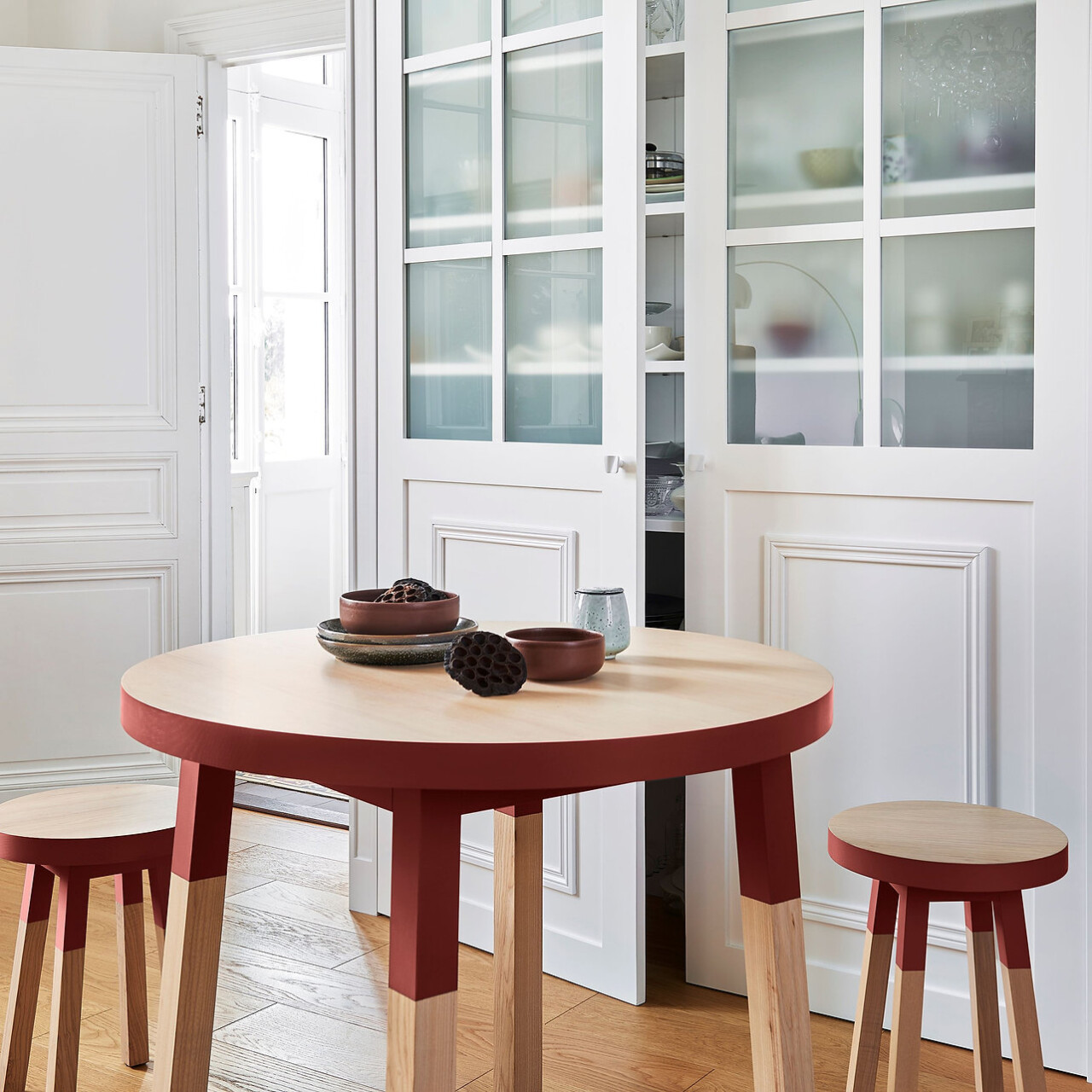 MonPetitMeubleFrancais-table-ronde-rouge-tabourets