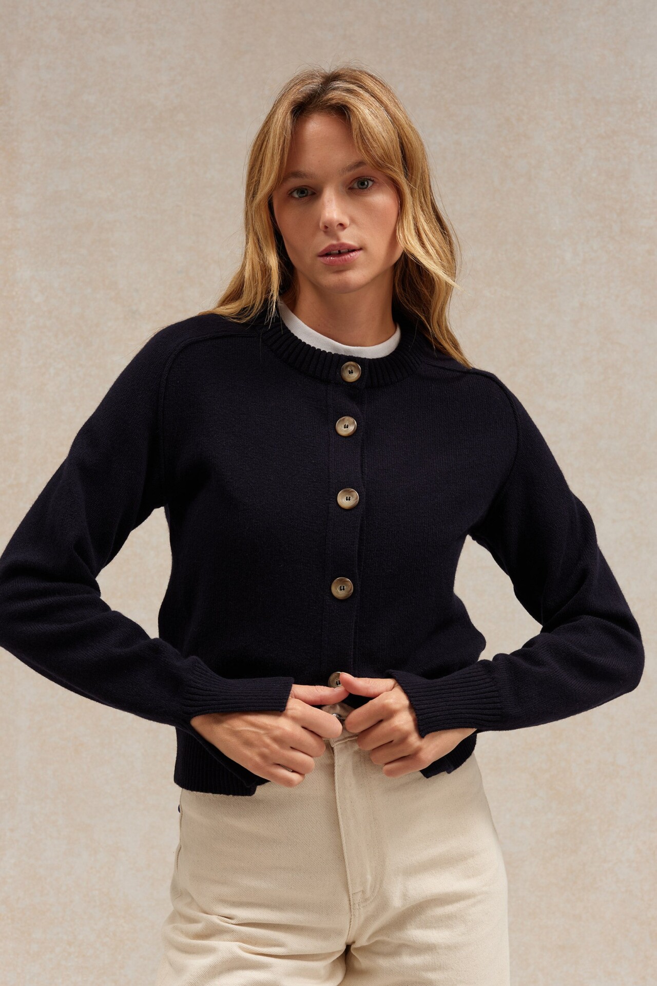pull cardigan bleu marine laine merinos femme Le Minor 3 Le Minor - Cardigan bleu marine en laine mérinos pour femme