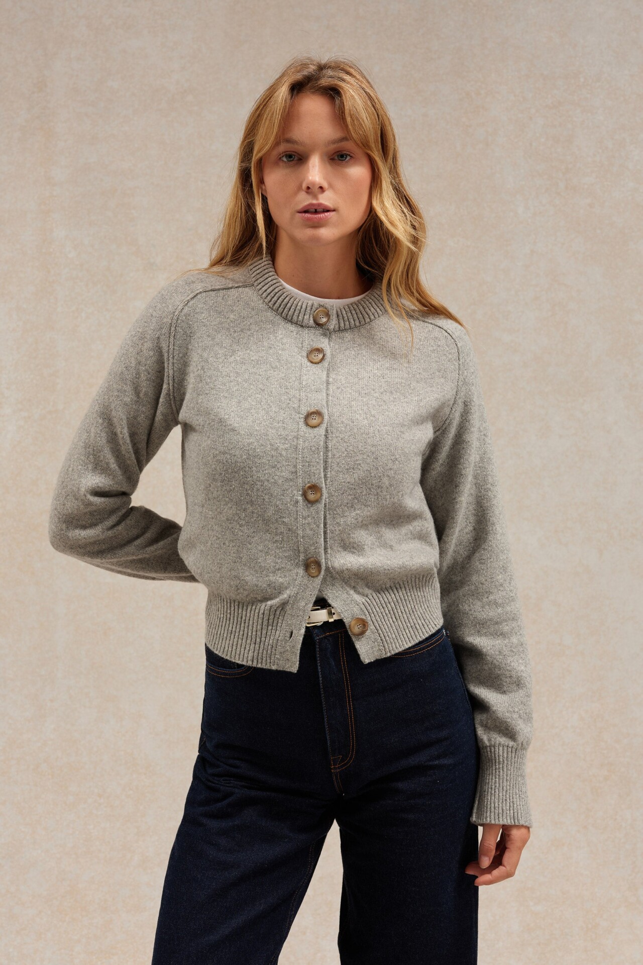 pull cardigan gris clair laine merinos femme Le Minor 2 Le Minor - Cardigan gris clair en laine mérinos pour femme