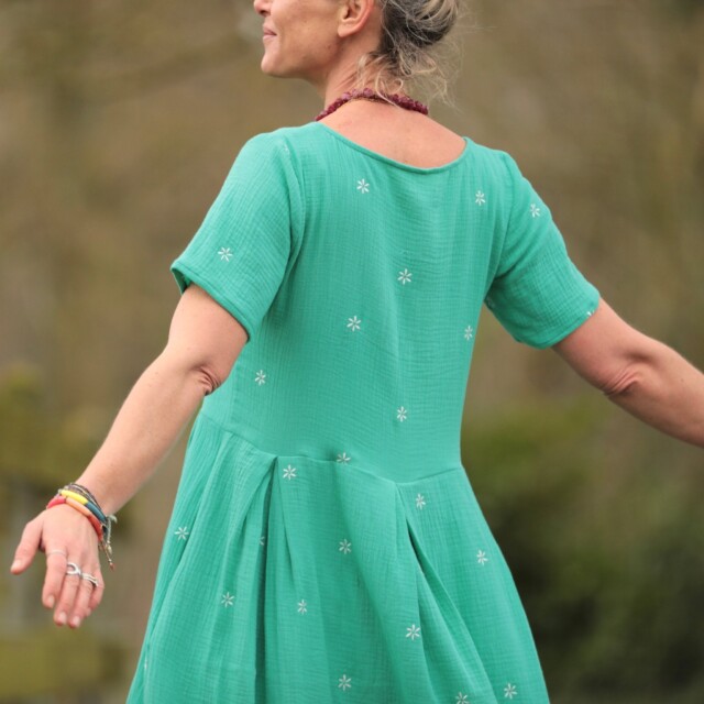 Quintessence - Robe Louisa - Double gaze de coton brodée vert pep's
