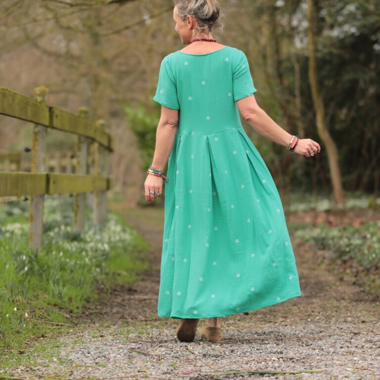 Meta SS25 - Robe Louisa - Double gaze de coton brodée vert pep's – XL