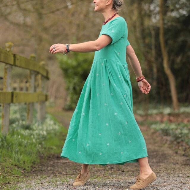 Quintessence - Robe Louisa - Double gaze de coton brodée vert pep's