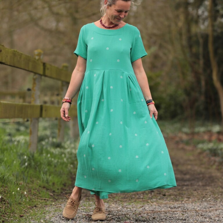 Meta SS25 - Robe Louisa - Double gaze de coton brodée vert pep's – XL