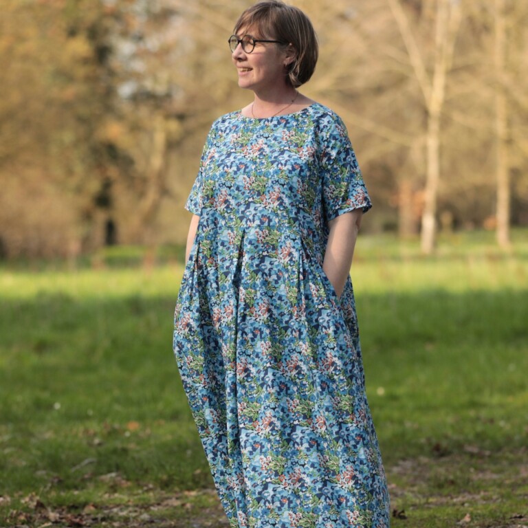 Meta SS25 - Robe Louisa - Fleurs d'Indigo – L