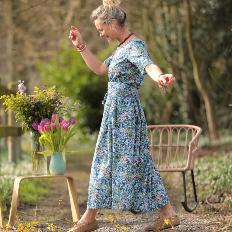 Meta SS25 - Robe Louisa - Fleurs d'Indigo – L