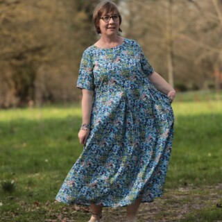 Robe Louisa – Fleurs d’Indigo par la marque Quintessence Quintessence - Robe Louisa – Fleurs d’Indigo