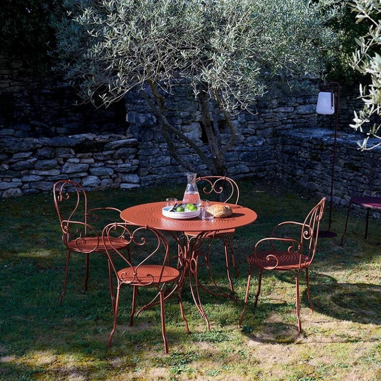 FERMOB - Table à manger ronde FERMOB 1900 96cm en métal - 26 coloris