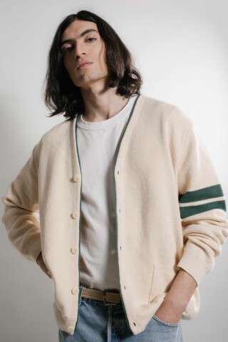 Youri cardigan Collège – Naturel par la marque Nitto Knitwear Nitto Knitwear - Youri cardigan Collège – Naturel