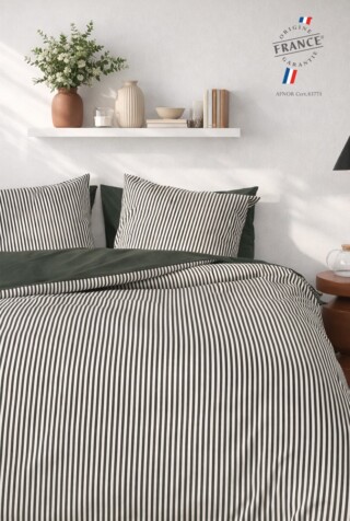 Parure en percale de coton biologique La Fine Rayure Kaki – Housse de couette 240×220 cm + taies 65×65 c par la marque À Demain le linge français À Demain le linge français - Parure en percale de coton biologique La Fine Rayure Kaki – Housse de couette 240×220 cm + taies 65×65 c