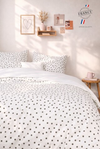 Parure en percale de coton biologique Le Pois Anthracite – Housse de couette 240×220 cm + taies 65×65 c par la marque À Demain le linge français À Demain le linge français - Parure en percale de coton biologique Le Pois Anthracite – Housse de couette 240×220 cm + taies 65×65 c