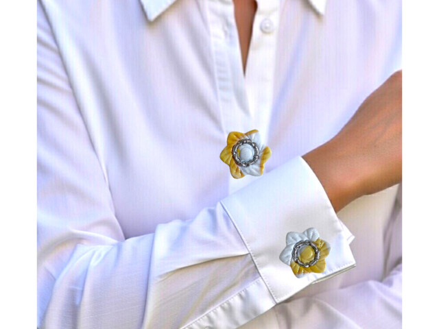 L'Atelier de Patricia - Cache bouton chemise -fleur argent Dégradé jaune et blanc