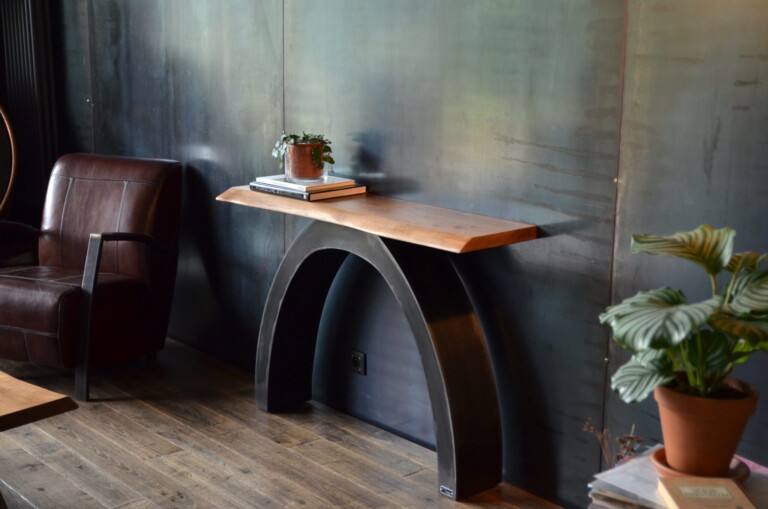 Micheli Design - Console sur mesure en noyer massif Live Edge ARCADE