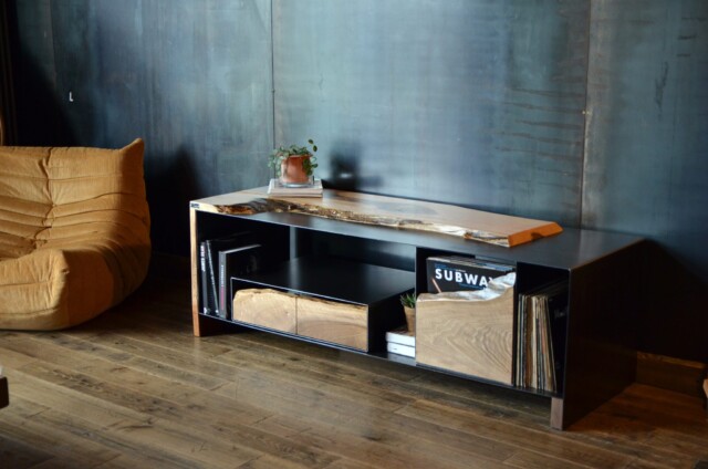 Micheli Design - Console Hi-Fi en noyer Live Edge EISEN