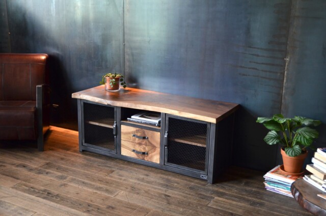 Micheli Design - Meuble TV en noyer Live Edge sur mesure ARGÈS