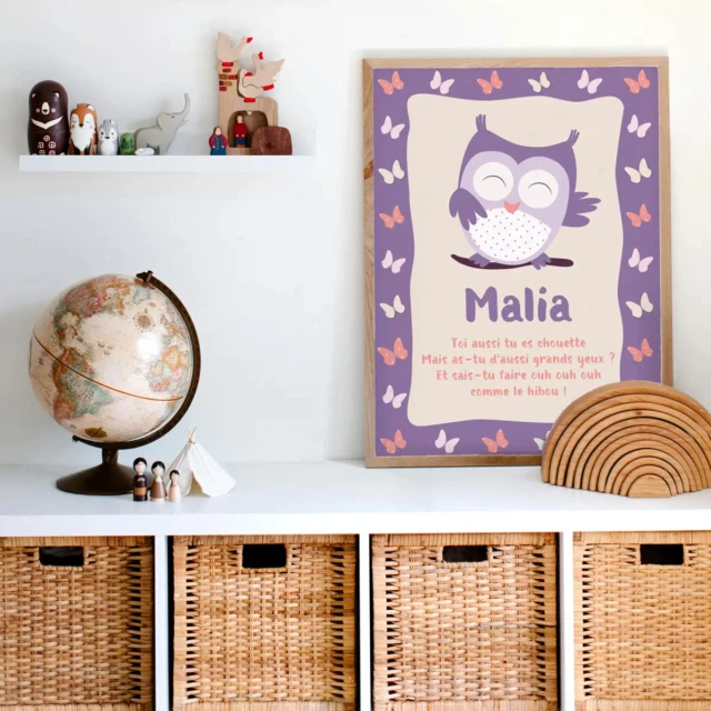 Atelier Baby’Sphère - Poster ou cadre comptine parme d'une chouette aux grands yeux – 40x60cm